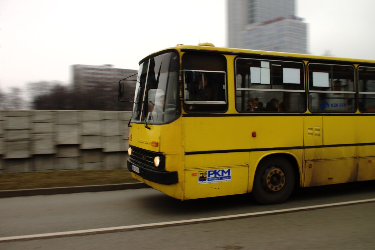 Zabytkowy Ikarus nie zmieścił się na zakręcie, ale wzbudził podziw