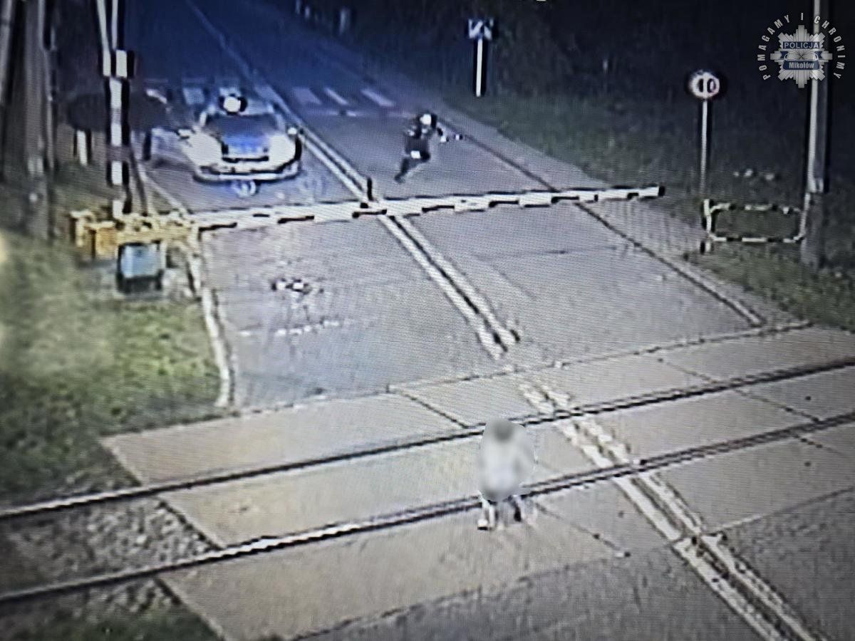 Dramatyczna scena w Mikołowie - dziecko na torach za zamkniętymi rogatkami