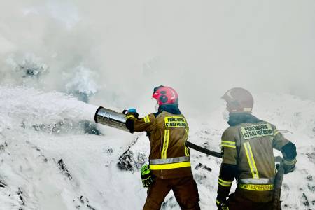Pożar składowiska odpadów w Tychach. Straż apeluje do mieszkańców