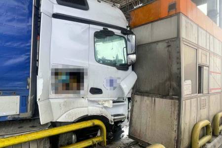 Groźny wypadek na A4 w Gliwicach. Ciężarówka staranowała bramkę opłat