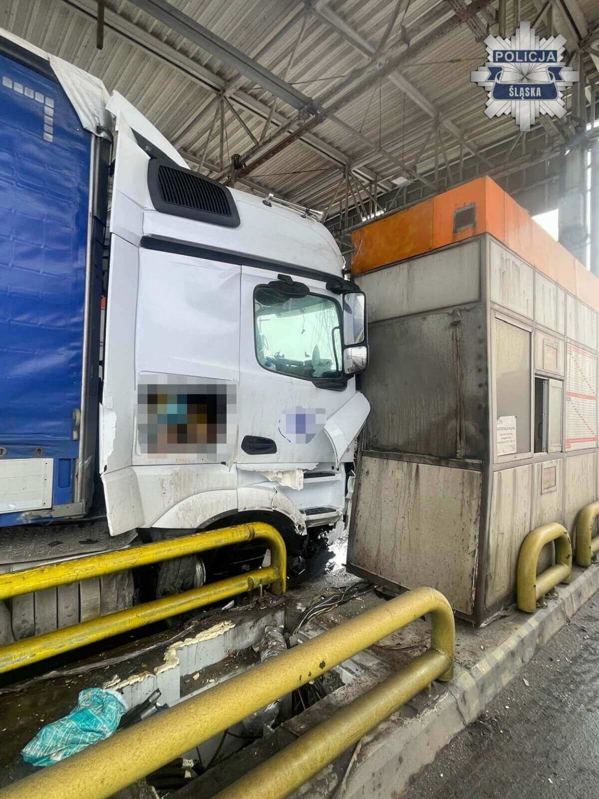 Ilustracja artykułu: Groźny wypadek na A4 w Gliwicach. Ciężarówka staranowała bramkę opłat