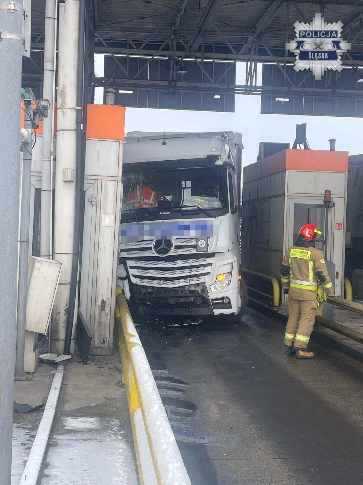 Ilustracja artykułu: Groźny wypadek na A4 w Gliwicach. Ciężarówka staranowała bramkę opłat