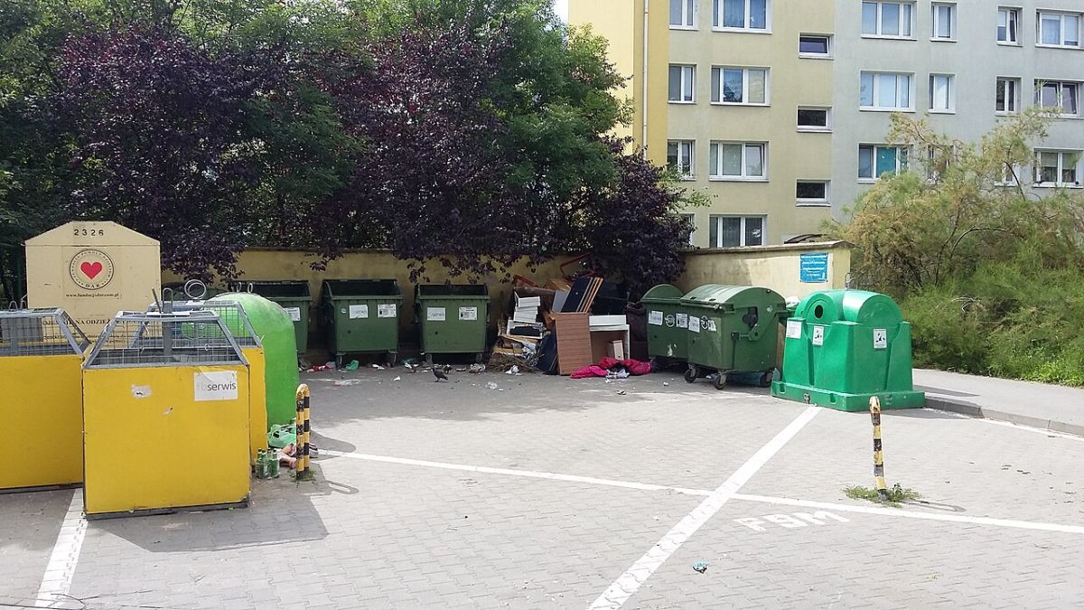Dzieci zbierały zwrotne butelki w śmieciach. Prawie trafiły do zgniatarki