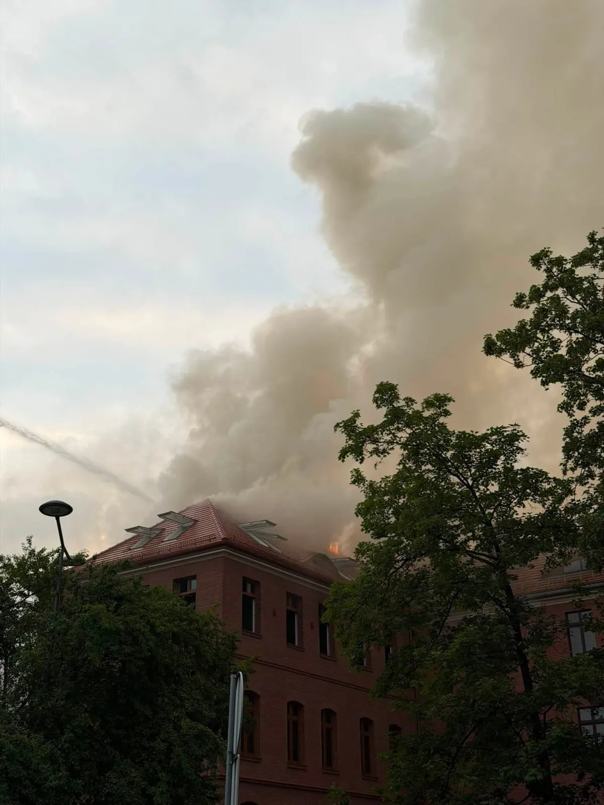 Czarny dym nad Chorzowem. Pożar dużego budynku w centrum