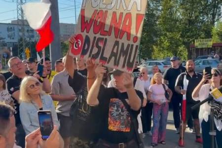 Protest mieszkańców pod budową centrum islamskiego w Katowicach