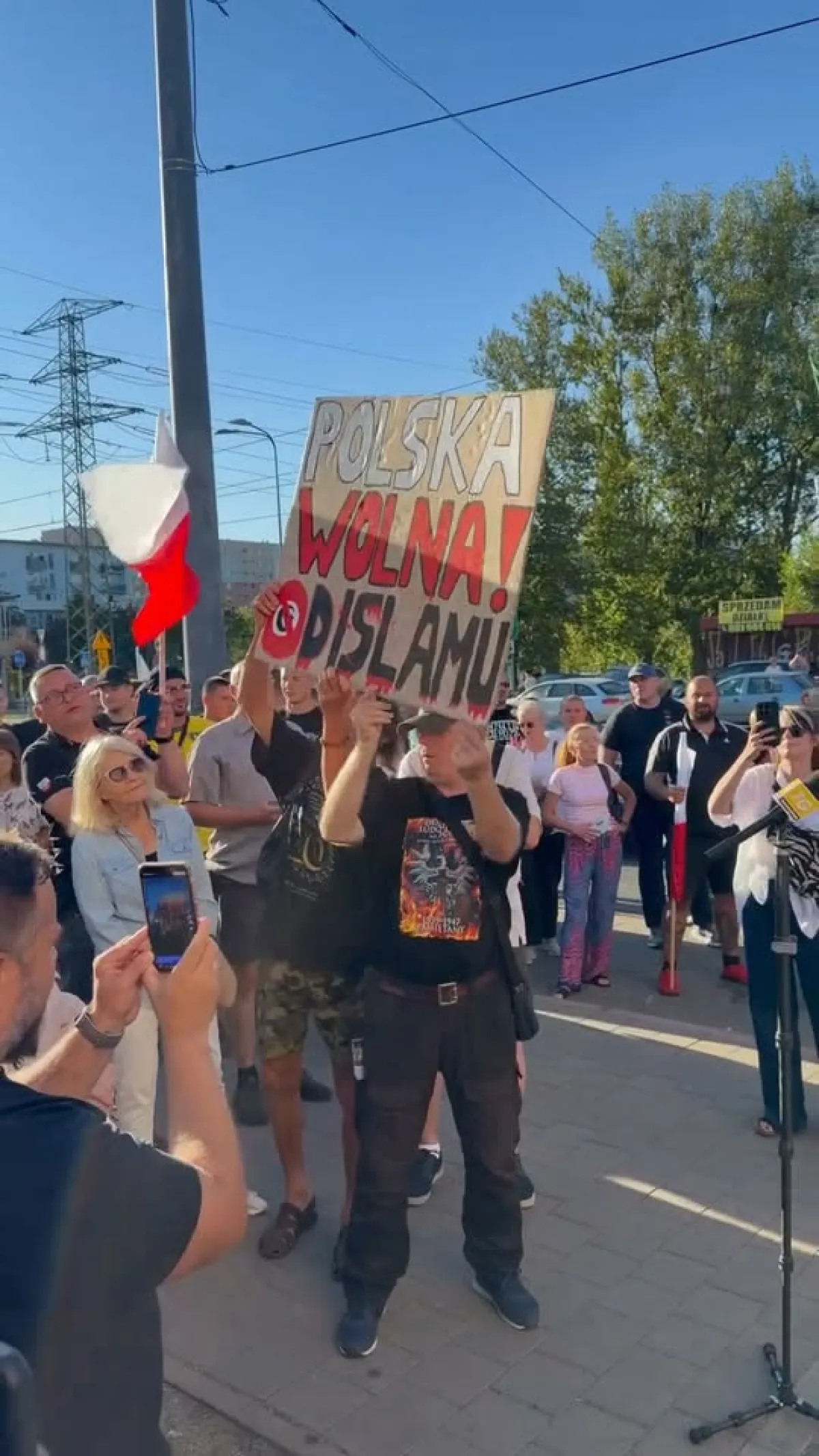Protest mieszkańców pod budową centrum islamskiego w Katowicach