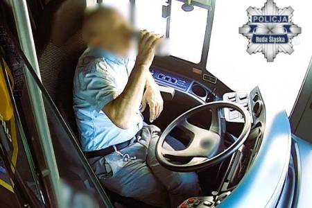 Prowadził miejski autobus z pasażerami, popijając piwo z puszki