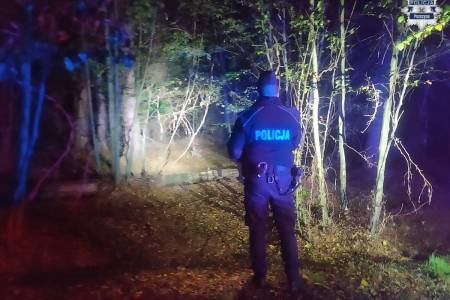 Zostawiła rower i koszyk z grzybami, a służby szukały jej całą noc