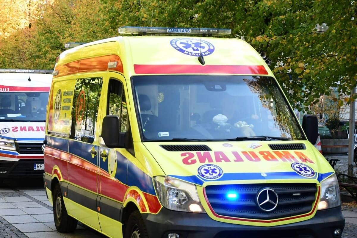 Kobieta chciała podwózki, więc zgłosiła policji, że została dźgnięta nożem
