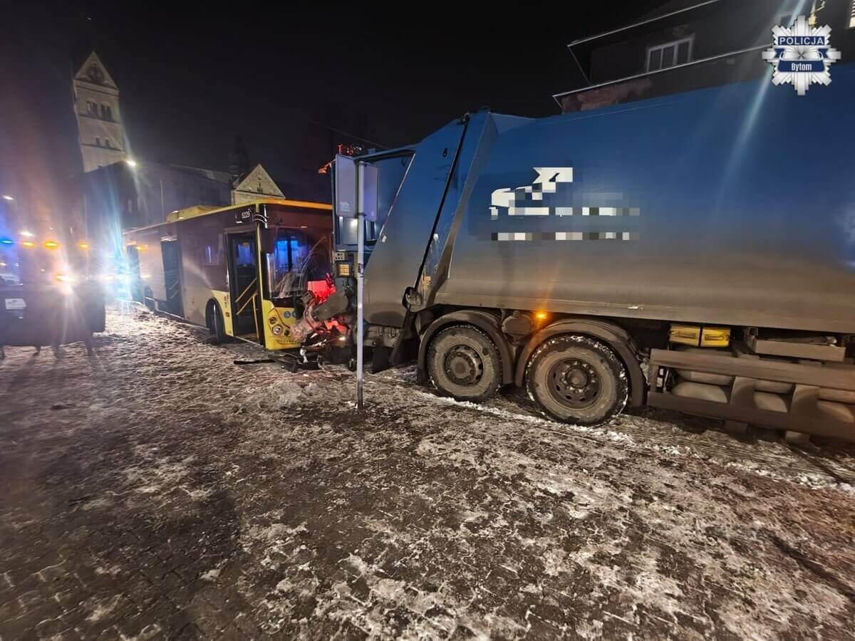 Zdjęcie 2: Zderzenie autobusu M16, auta osobowego i śmieciarki