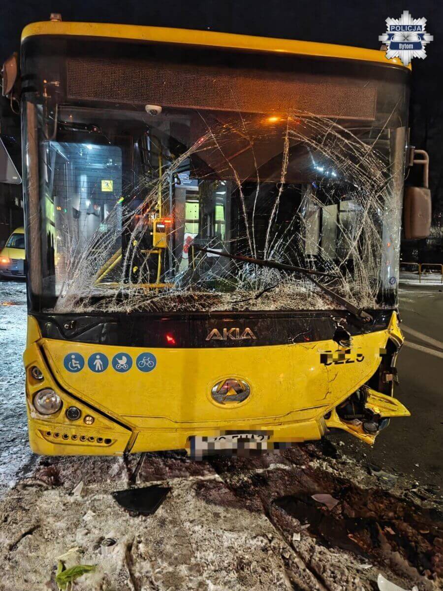 Zdjęcie 3: Zderzenie autobusu M16, auta osobowego i śmieciarki