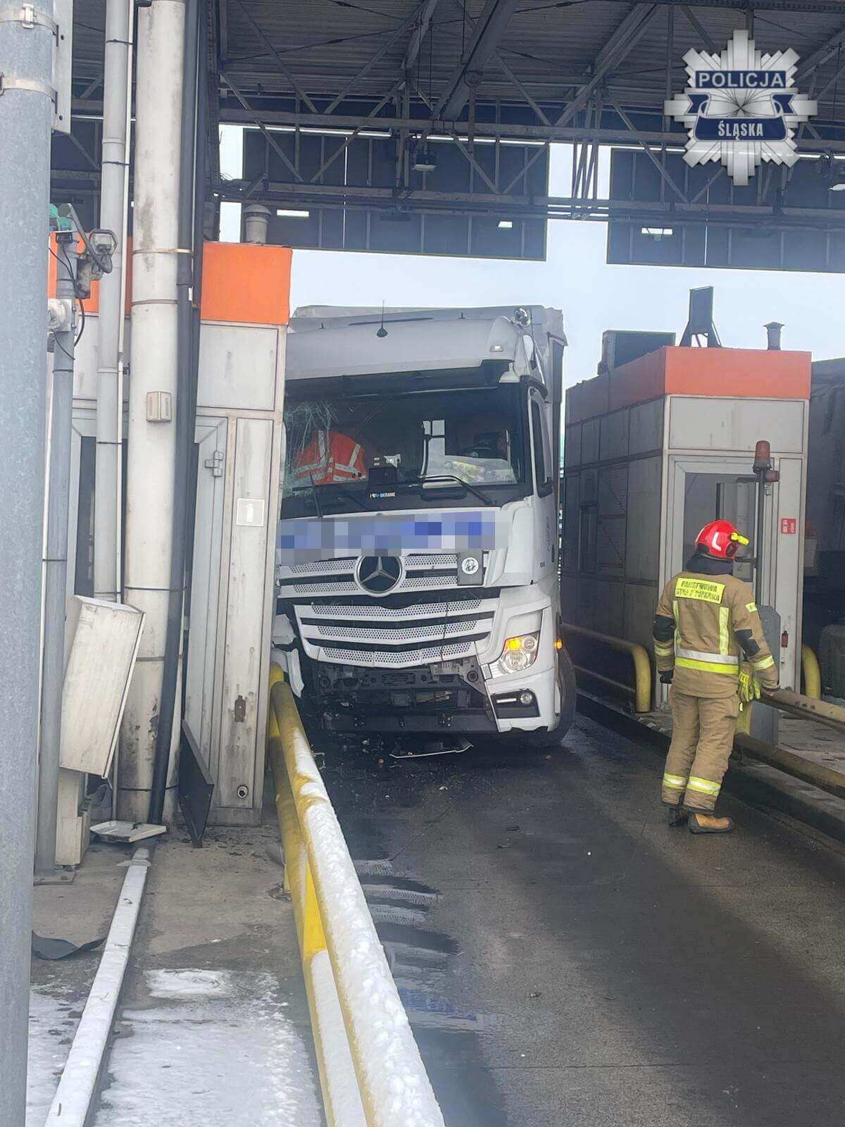Zdjęcie 1: Groźny wypadek na autostradzie A4. Ruch w stronę Krakowa jest utrudniony