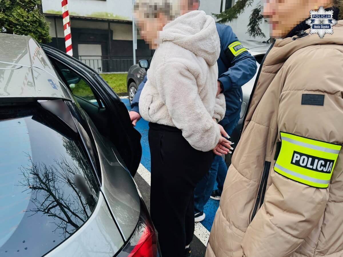 Zdjęcie 1: Brutalne pobicie na ulicy. Sprawczyniami są młode agresywne kobiety