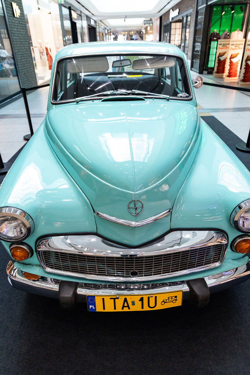 Wystawa zabytkowych samochodów marki Warszawa w Libero Katowice